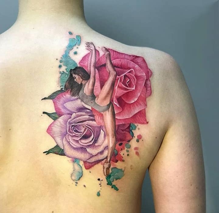 тату балерина с цветами