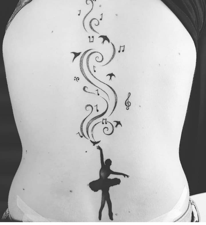 тату балерина на спине