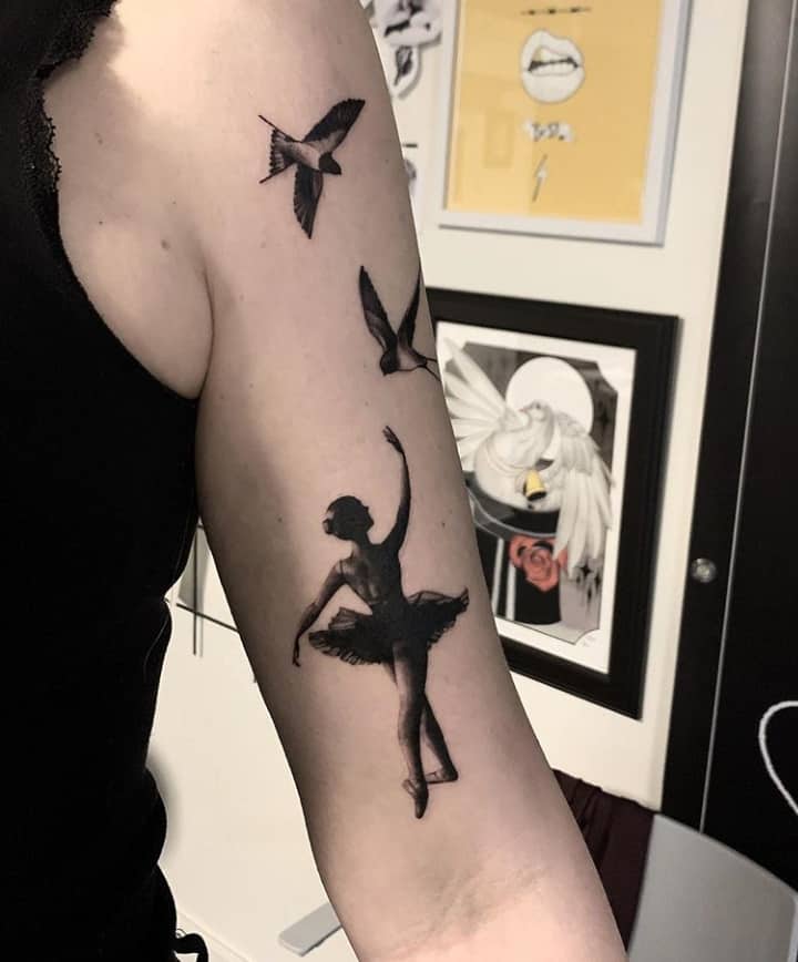 тату балерина на руке