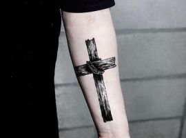 крест тату чб