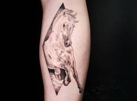 лошадь тату чб