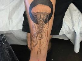 тату медуза на руке