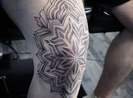 тату на коленке