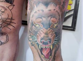 тату на коленях волк