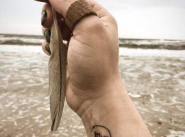 Тату лист на запястье