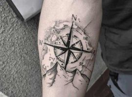 тату роза ветров чб