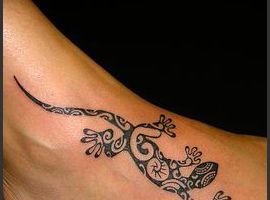 Полинезийская ящерица на ноге