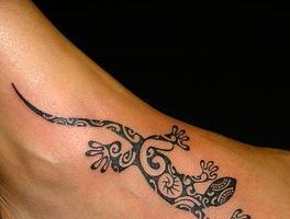 Полинезийская ящерица на ноге