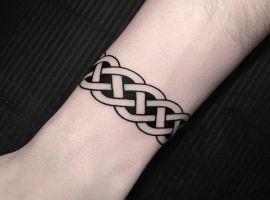 фото браслета на руке