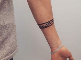 на запястье браслетик