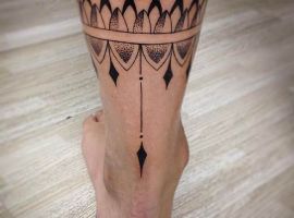 красивый тату браслет на ноге