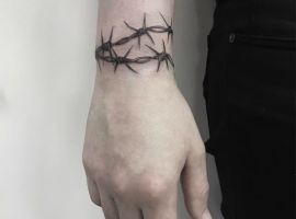 тату на запястье колючая проволка