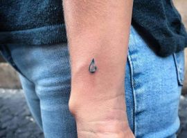 тату капелька на руке