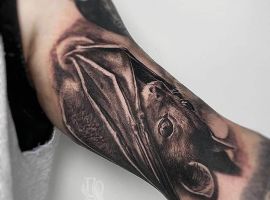 тату летучая мышь на руке