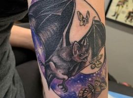 тату летучая мышь на руке
