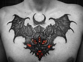 тату летучая мышь на груди