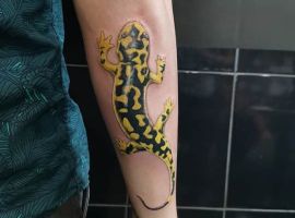 тату желтая ящерица