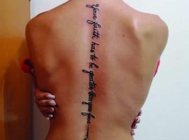 тату надпись на позвоночнике