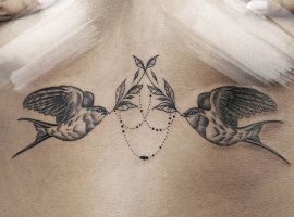 тату птички под грудью