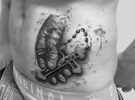 тату крест на животе