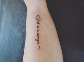 надпись тату