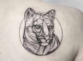 Тату пума на лопатке