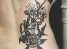 тату арфа чб