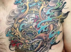 тату лира на груди