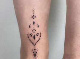 тату на ноге женская