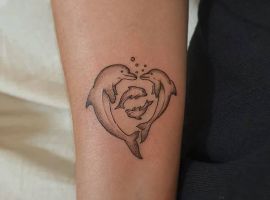 Тату два дельфина