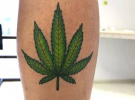 лист конопли тату
