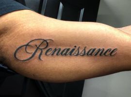 тату на бицепсе надпись мужская