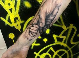 тату руки матери