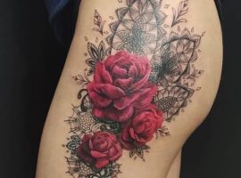 тату кружево на бедре