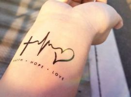 женское тату на запястье надпись