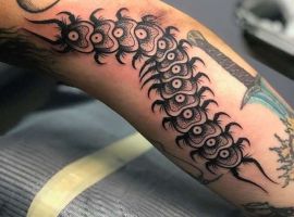 тату сколопендра сороконожка