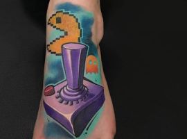 тату джойстик на ноге