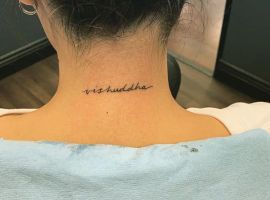 тату на затылке надпись