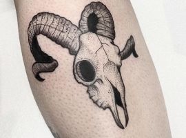 тату рога череп