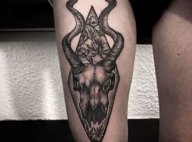 тату рога олень