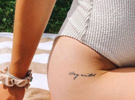 тату надпись на бедре женская