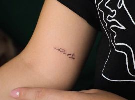 маленькая надпись тату на плече