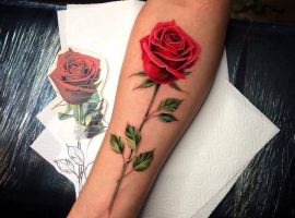 тату роза на руке цветное