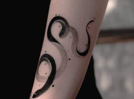 тату змея на руке чб