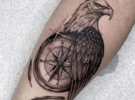 Коршун тату с компасом