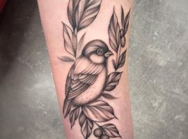 тату горобець на гілці