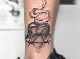 тату серце на нозі