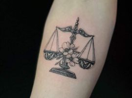 тату терези на руці