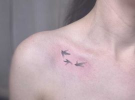 тату пташки на ключиці