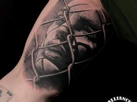тату обличчя на біцепсі